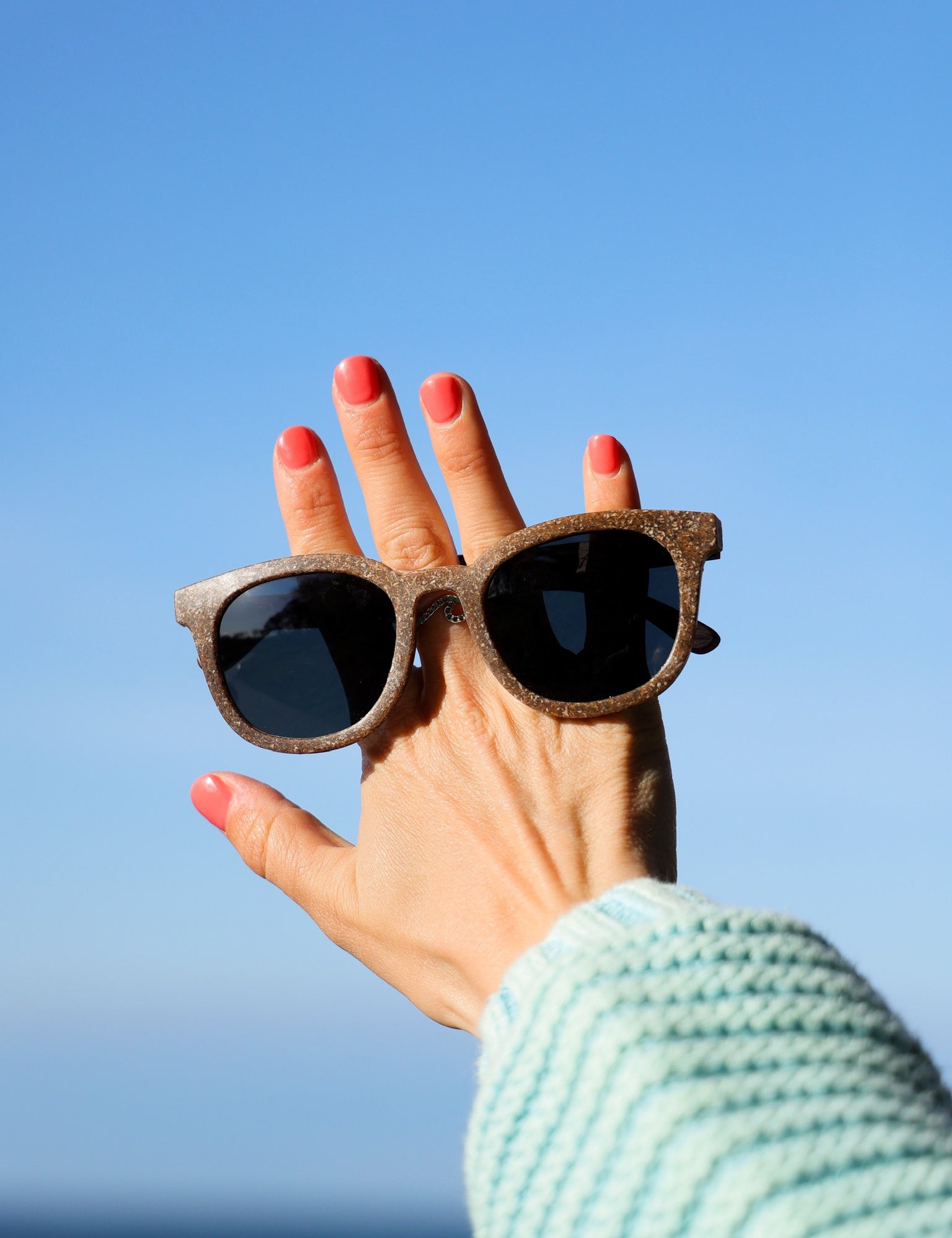 A classic soft rectangular frame. Made with a sustainable speckled charcoal wheatstraw or coffee residue frame and walnut wood temples, it's lightweight and comfortable offering the highest protection with UV400 polarised lenses in a smoke black colour or mirror sky blue. Eco-friendly using plastic alternative frames t…