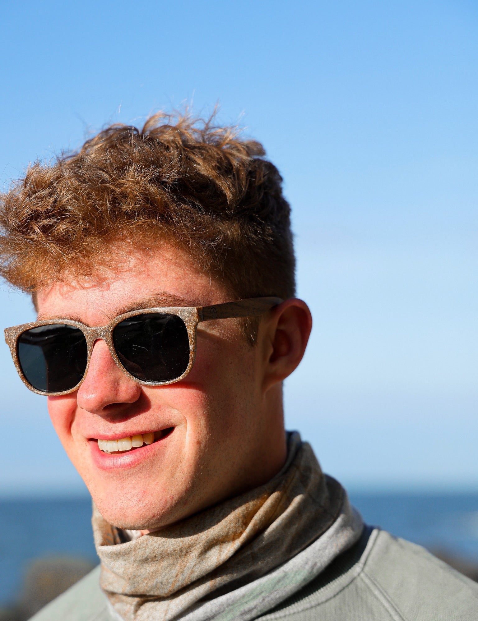 A classic soft rectangular frame. Made with a sustainable speckled charcoal wheatstraw or coffee residue frame and walnut wood temples, it's lightweight and comfortable offering the highest protection with UV400 polarised lenses in a smoke black colour or mirror sky blue. Eco-friendly using plastic alternative frames t…