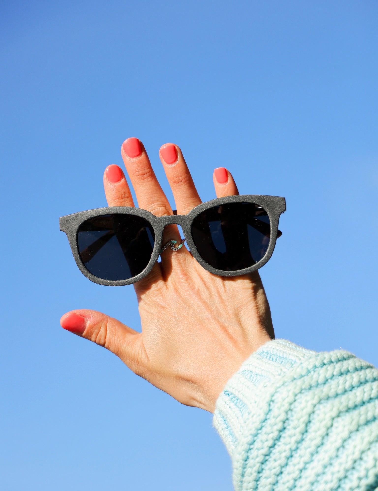 Made with sustainable speckled charcoal wheat straw or coffee residue frame and walnut wood temples, these stylish shades are lightweight, comfortable and eco-friendly with their plastic alternative materials. Fitted with UV400 polarised lenses in a smoke black colour and subtle logo is engraved on the temples. Sunglasses come with a padded pouch and microfibre cleaning cloth.