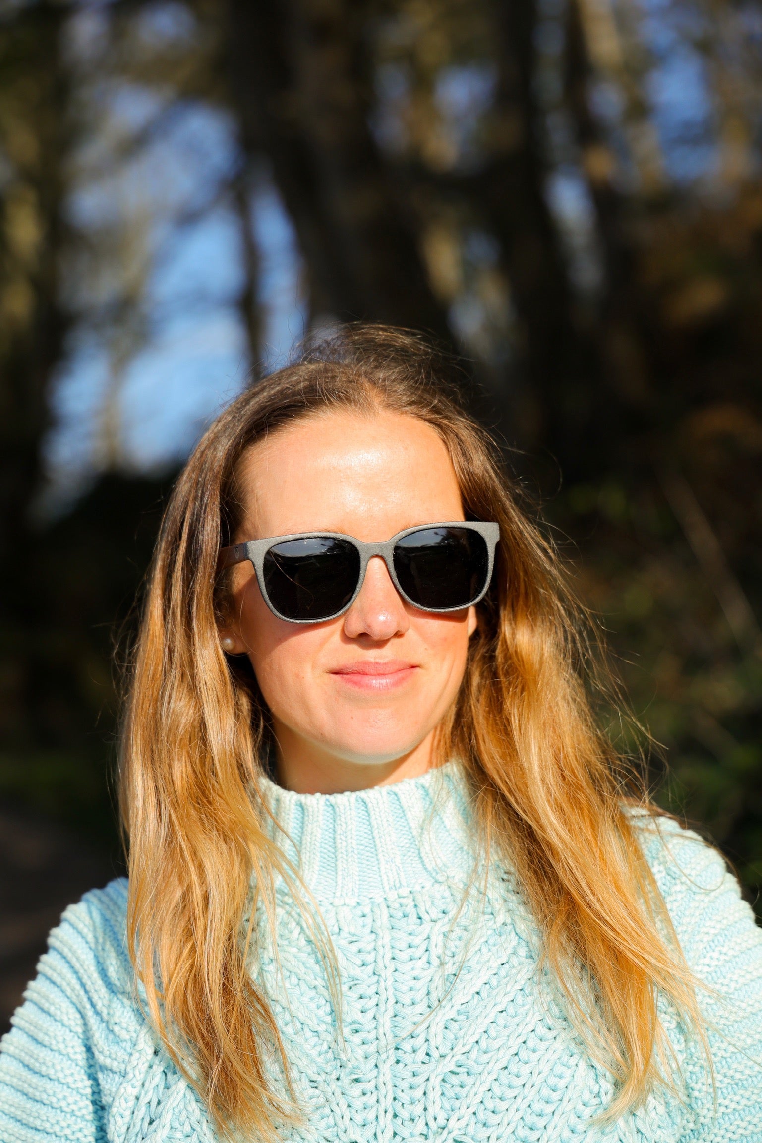 A classic soft rectangular frame. Made with a sustainable speckled charcoal wheatstraw or coffee residue frame and walnut wood temples, it's lightweight and comfortable offering the highest protection with UV400 polarised lenses in a smoke black colour or mirror sky blue. Eco-friendly using plastic alternative frames t…