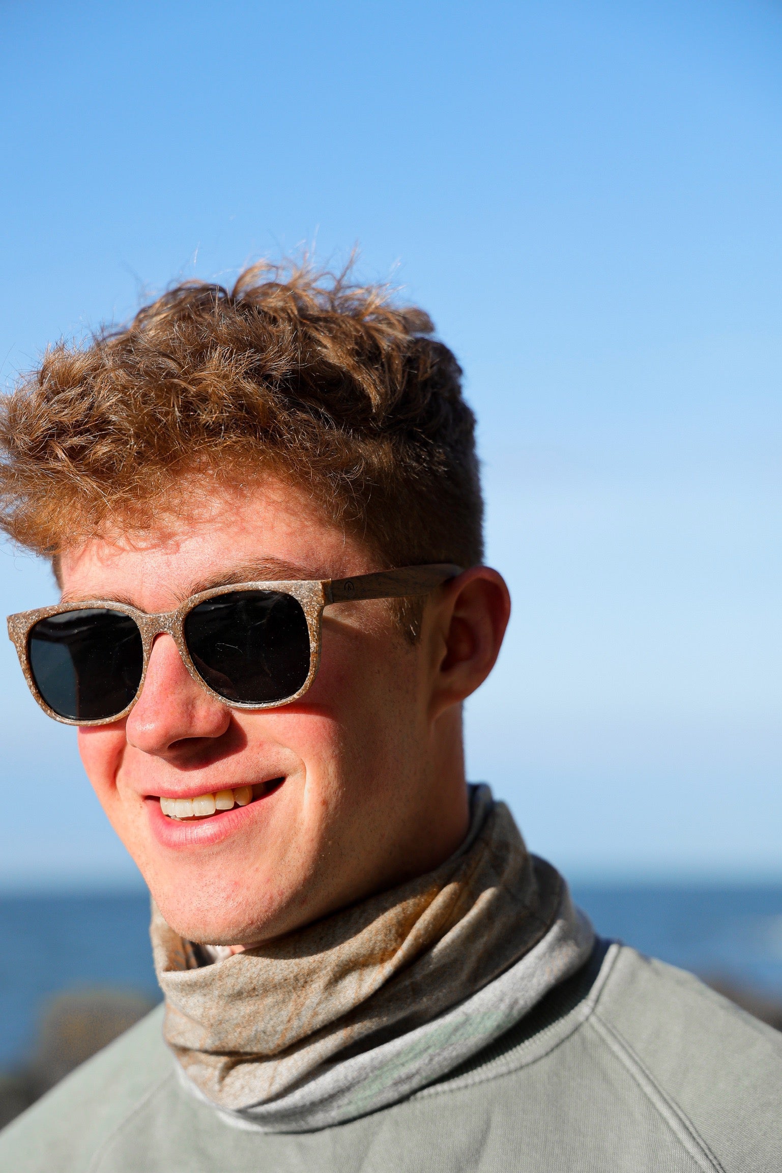 A classic soft rectangular frame. Made with a sustainable speckled charcoal wheatstraw or coffee residue frame and walnut wood temples, it's lightweight and comfortable offering the highest protection with UV400 polarised lenses in a smoke black colour or mirror sky blue. Eco-friendly using plastic alternative frames t…