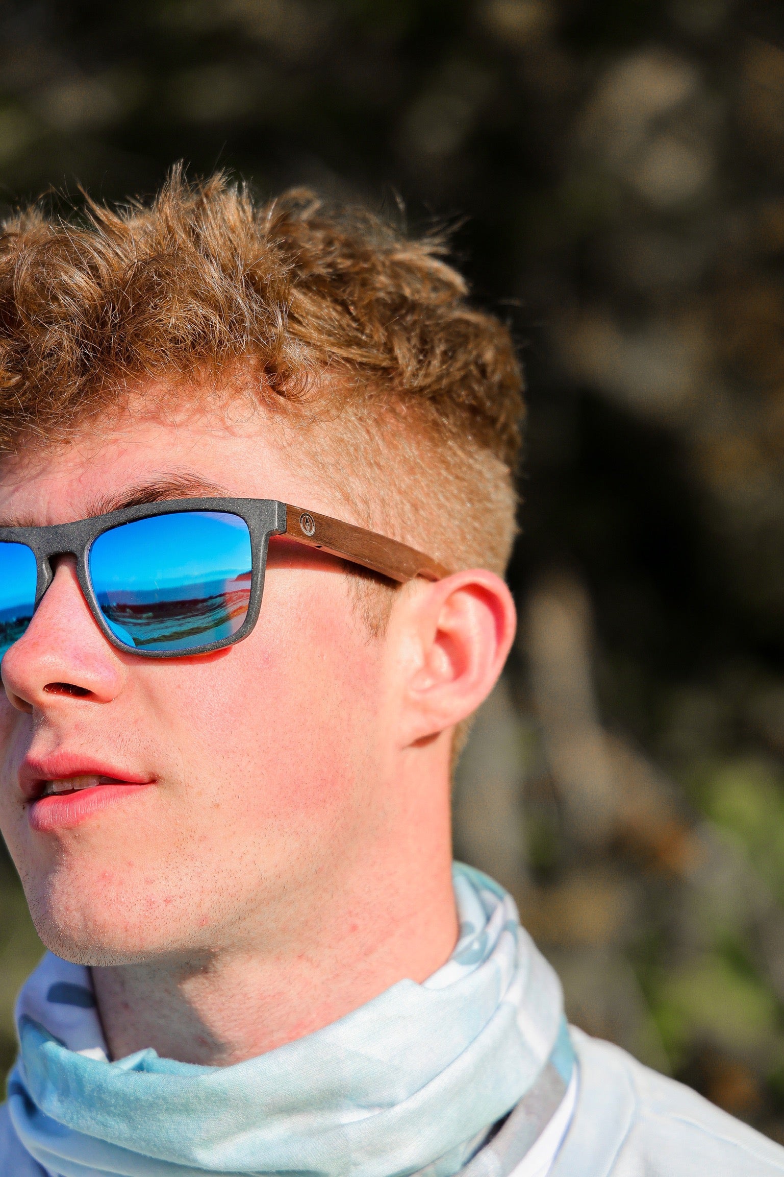 This sustainable rectangular frame is made with a speckled charcoal wheatstraw frame and walnut wood temple and is fitted with UV400 polarised lenses in two colours, smoke and mirrored sky blue. It's lightweight, comfortable and eco-friendly using plastic alternative materials. 