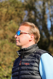 This sustainable rectangular frame is made with a speckled charcoal wheatstraw frame and walnut wood temple and is fitted with UV400 polarised lenses in two colours, smoke and mirrored sky blue. It's lightweight, comfortable and eco-friendly using plastic alternative materials. 