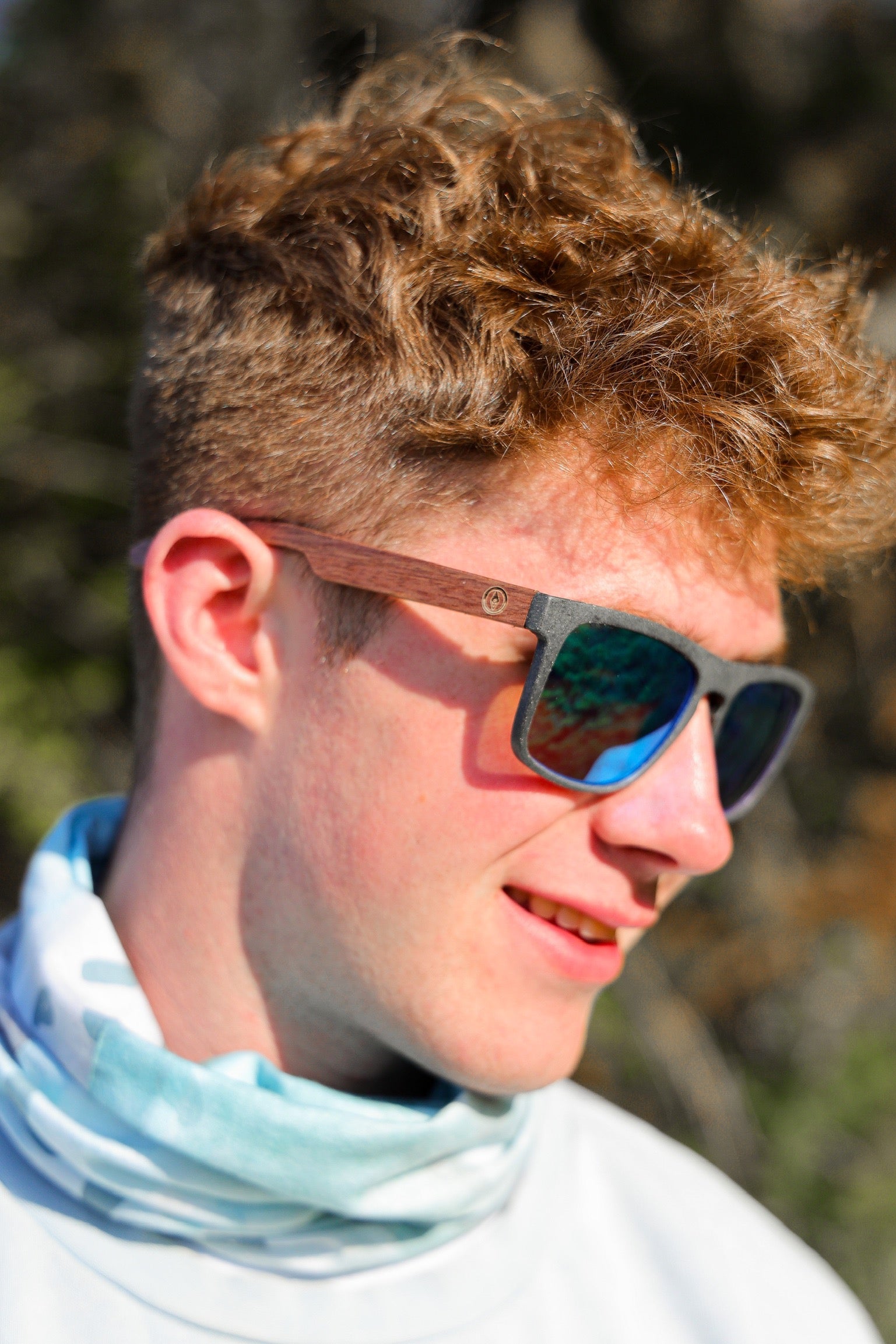 This sustainable rectangular frame is made with a speckled charcoal wheatstraw frame and walnut wood temple and is fitted with UV400 polarised lenses in two colours, smoke and mirrored sky blue. It's lightweight, comfortable and eco-friendly using plastic alternative materials. 
