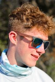 This sustainable rectangular frame is made with a speckled charcoal wheatstraw frame and walnut wood temple and is fitted with UV400 polarised lenses in two colours, smoke and mirrored sky blue. It's lightweight, comfortable and eco-friendly using plastic alternative materials. 