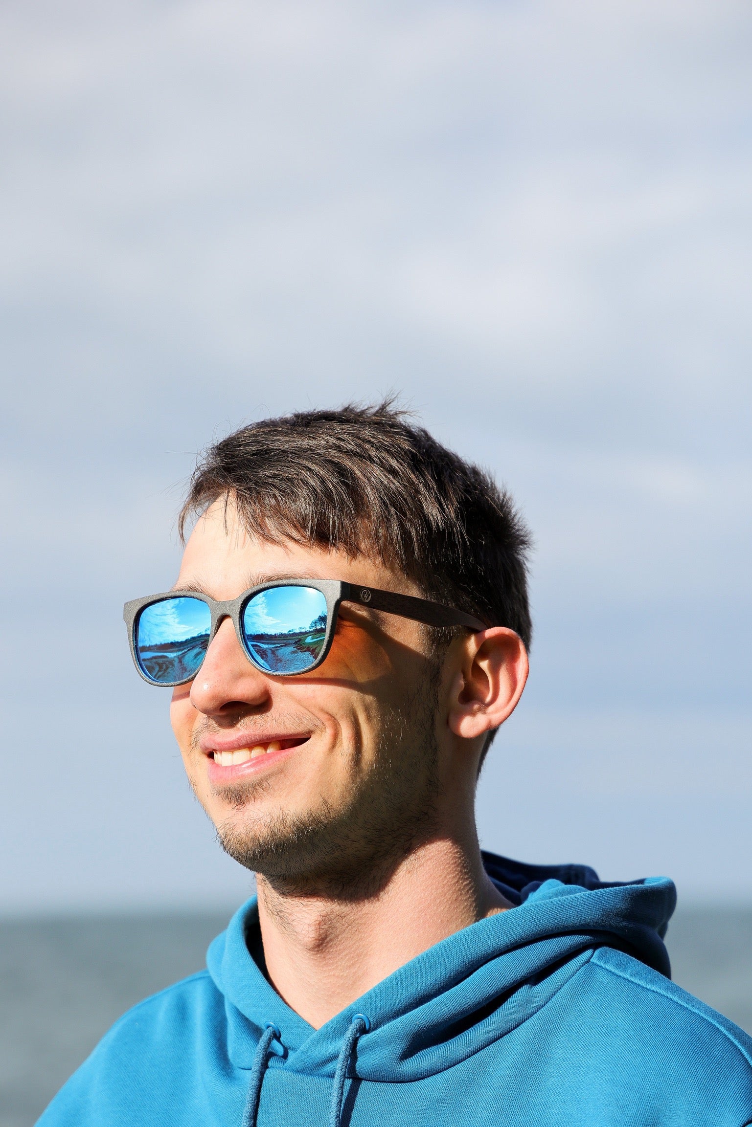 A classic soft rectangular frame. Made with a sustainable speckled charcoal wheatstraw or coffee residue frame and walnut wood temples, it's lightweight and comfortable offering the highest protection with UV400 polarised lenses in a smoke black colour or mirror sky blue. Eco-friendly using plastic alternative frames t…