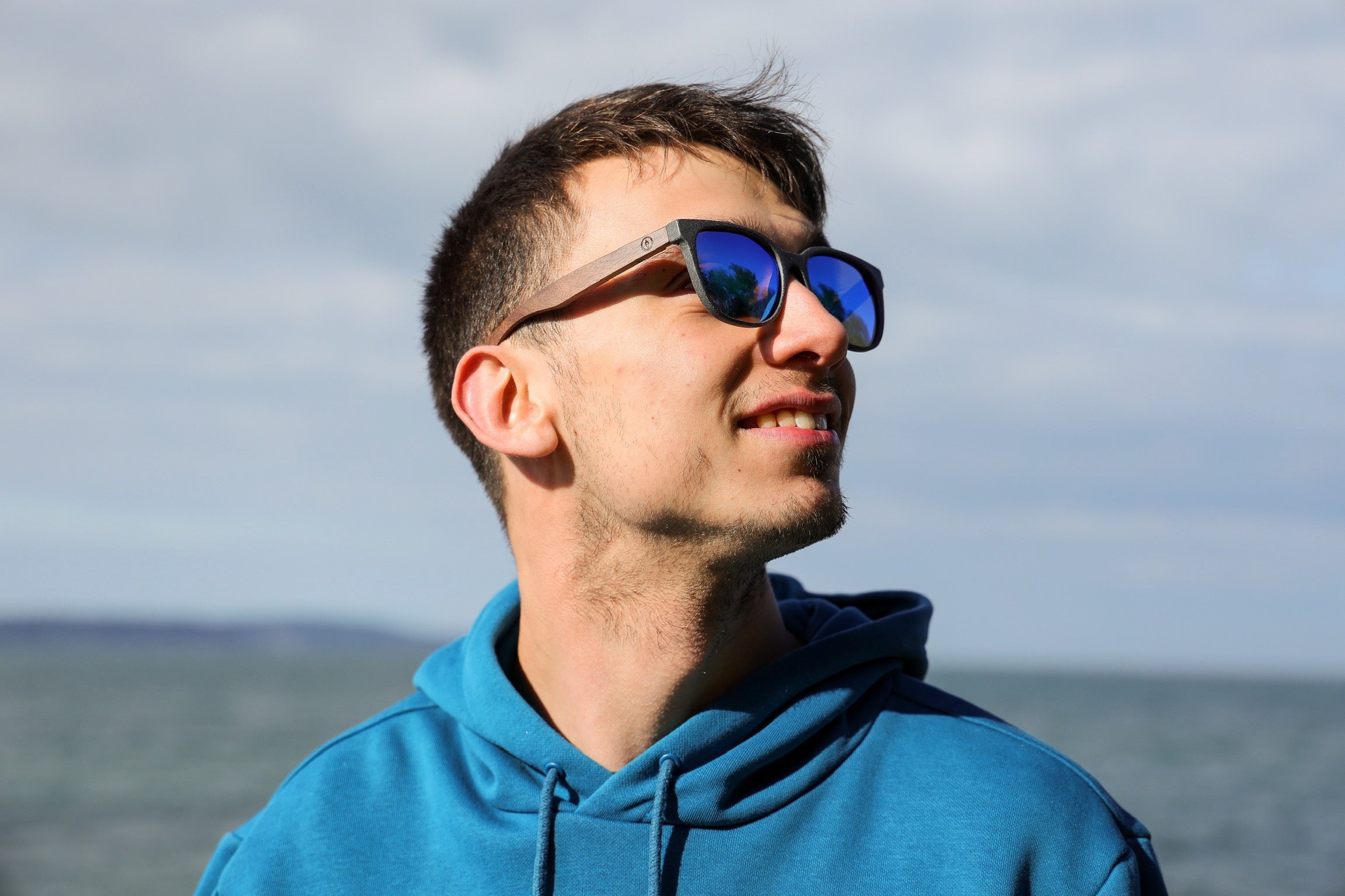 A classic soft rectangular frame. Made with a sustainable speckled charcoal wheatstraw or coffee residue frame and walnut wood temples, it's lightweight and comfortable offering the highest protection with UV400 polarised lenses in a smoke black colour or mirror sky blue. Eco-friendly using plastic alternative frames t…