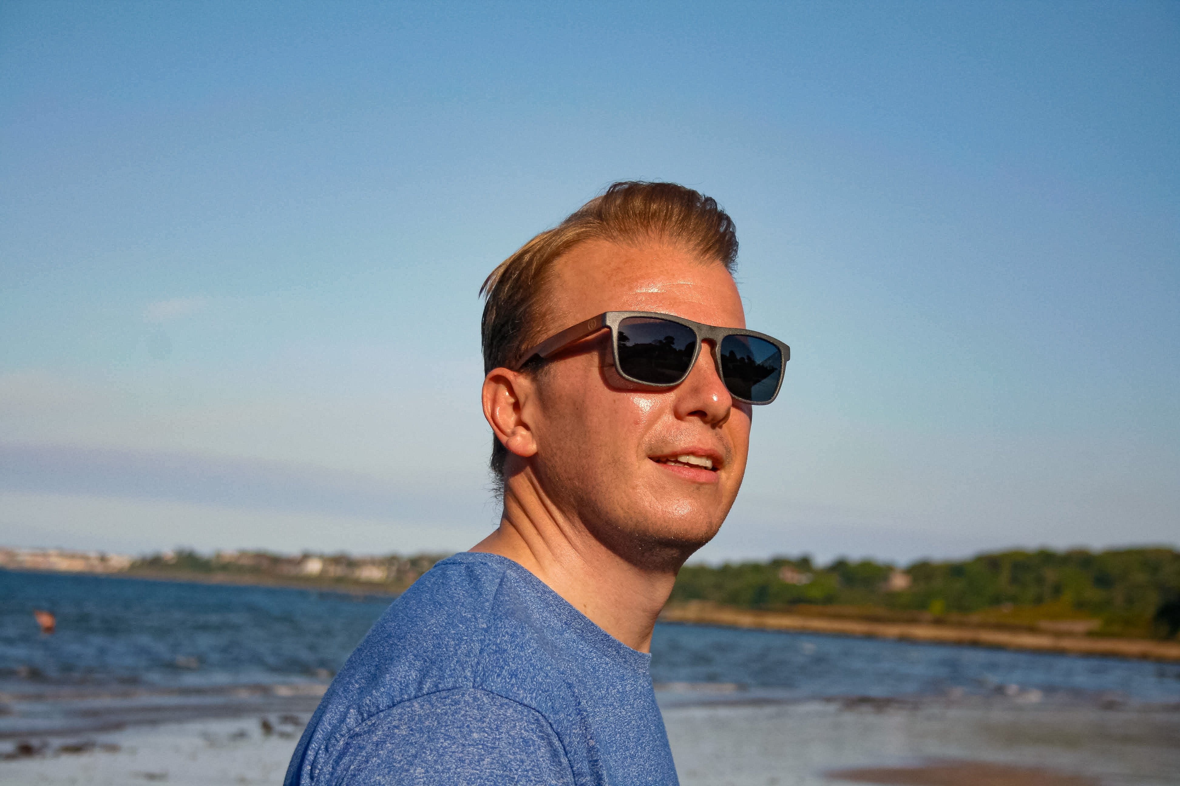This sustainable rectangular frame is made with a speckled charcoal wheatstraw frame and walnut wood temple and is fitted with UV400 polarised lenses in two colours, smoke and mirrored sky blue. It's lightweight, comfortable and eco-friendly using plastic alternative materials. 