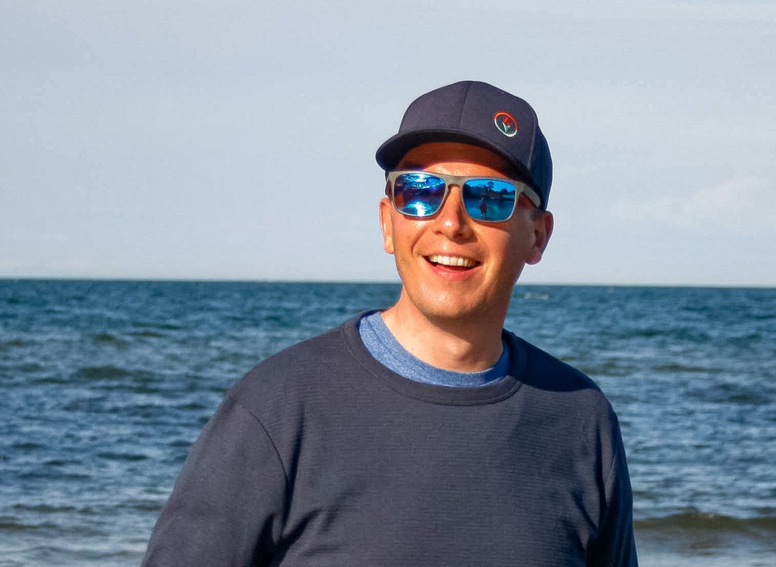 This sustainable rectangular frame is made with a speckled charcoal wheatstraw frame and walnut wood temple and is fitted with UV400 polarised lenses in two colours, smoke and mirrored sky blue. It's lightweight, comfortable and eco-friendly using plastic alternative materials. 