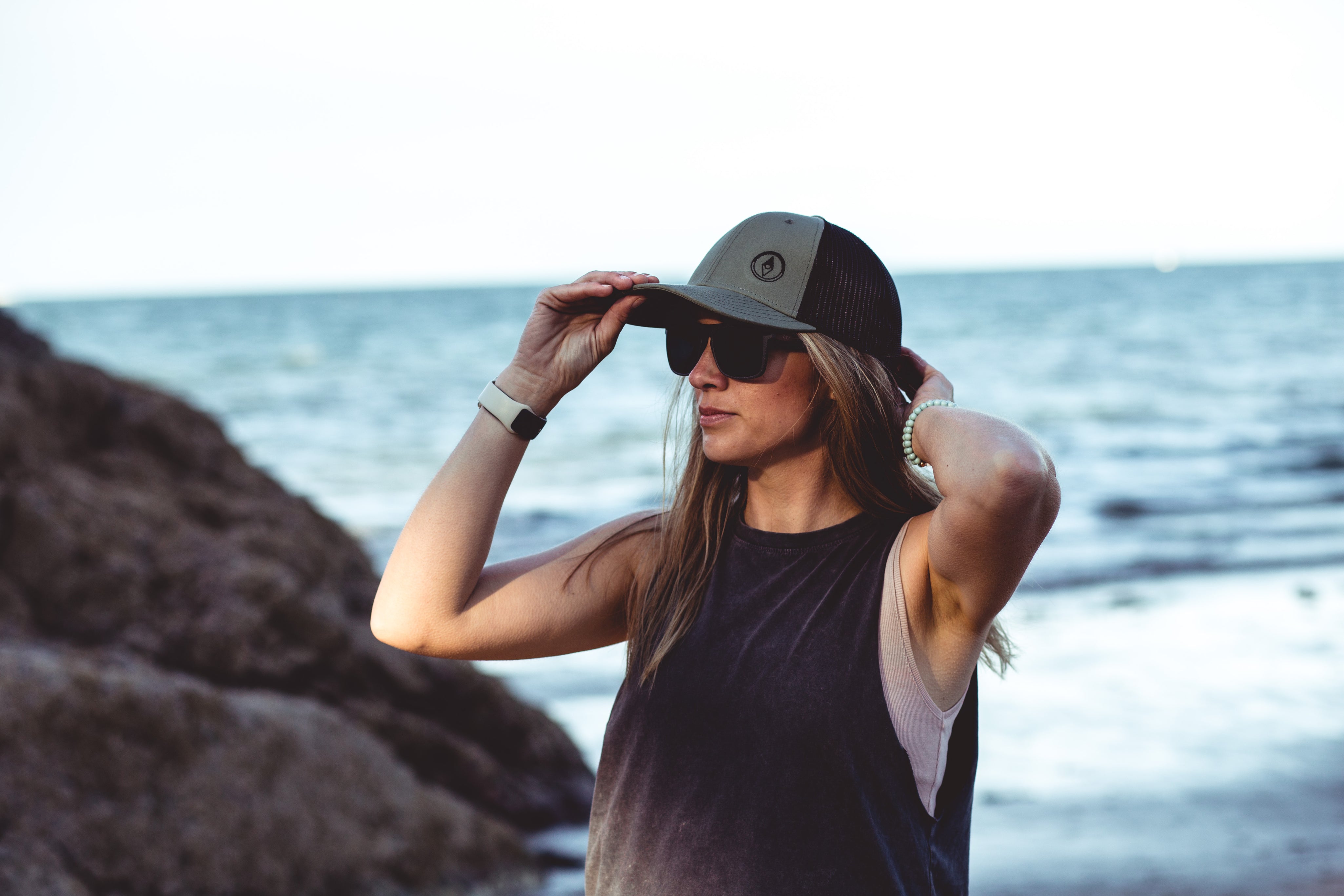 This sustainable rectangular frame is made with a speckled charcoal wheatstraw frame and walnut wood temple and is fitted with UV400 polarised lenses in two colours, smoke and mirrored sky blue. It's lightweight, comfortable and eco-friendly using plastic alternative materials. 
