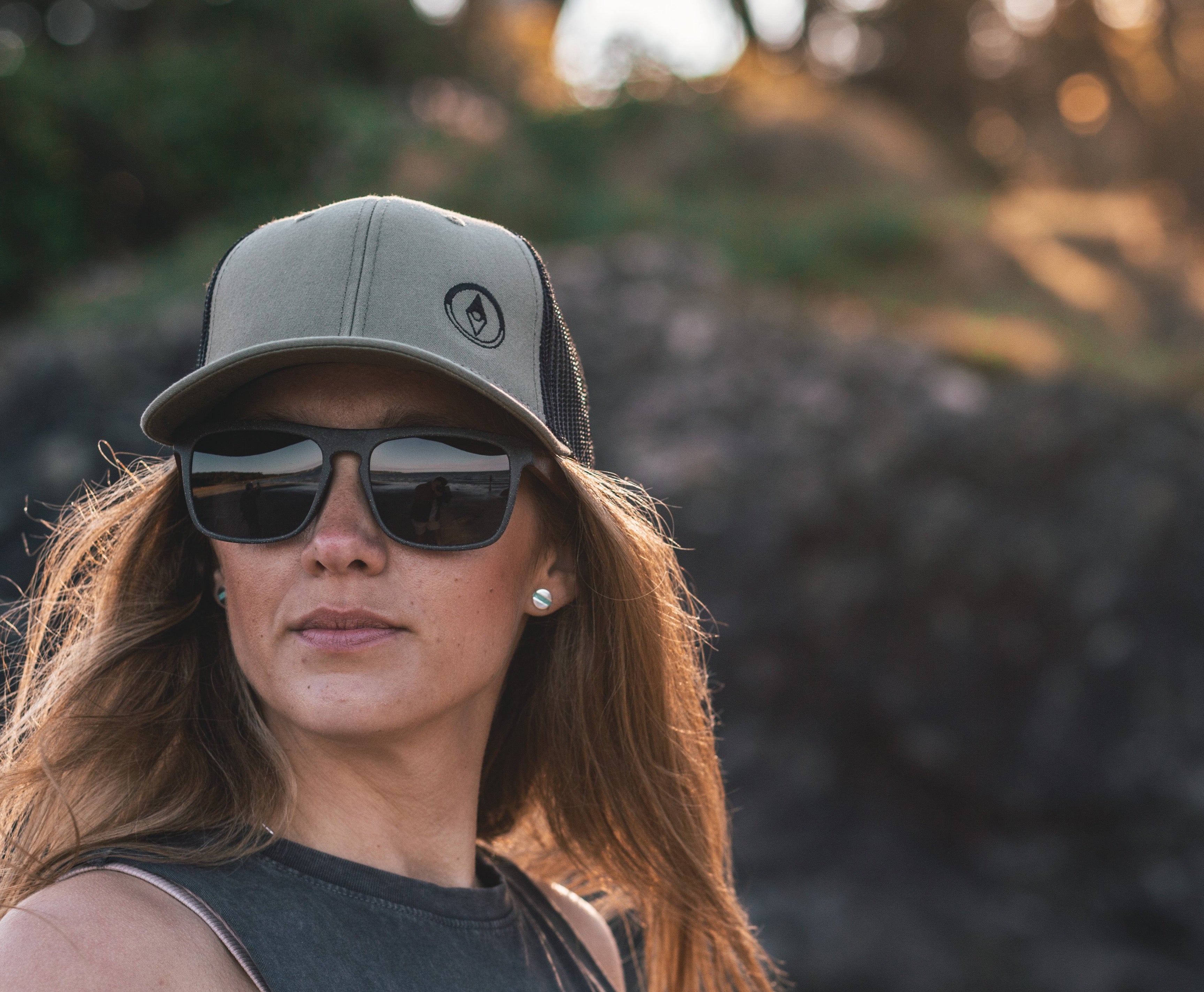 This sustainable rectangular frame is made with a speckled charcoal wheatstraw frame and walnut wood temple and is fitted with UV400 polarised lenses in two colours, smoke and mirrored sky blue. It's lightweight, comfortable and eco-friendly using plastic alternative materials. 